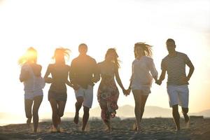 groupe de jeunes heureux s'amuser sur la plage photo