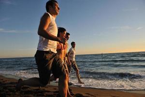 groupe de personnes courant sur la plage photo