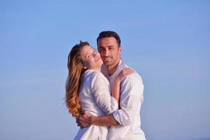 jeune couple sur la plage s'amuser photo