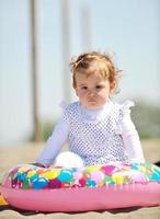 petit portrait d'enfant de sexe féminin sur la plage photo