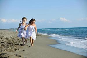 jolies petites filles courant sur la plage photo