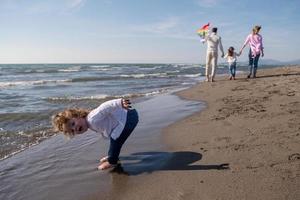 famille heureuse profitant de vacances pendant la journée d'automne photo