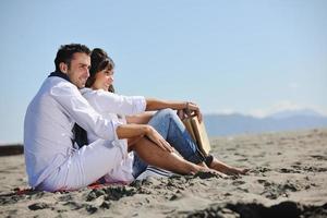 jeune couple profitant d'un pique-nique sur la plage photo