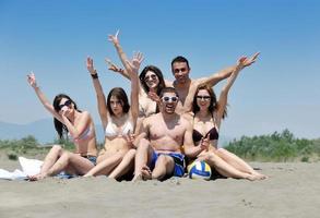 groupe de jeunes heureux s'amuser sur la plage photo