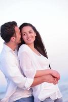 jeune couple sur la plage s'amuser photo