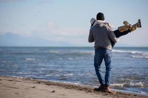 jeune couple aimant sur une plage à la journée ensoleillée d'automne photo