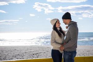 couple discutant et s'amusant au bar de la plage photo