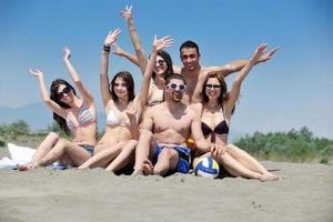 groupe de jeunes heureux s'amuser sur la plage photo