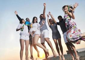 un groupe de jeunes profite d'une fête d'été à la plage photo