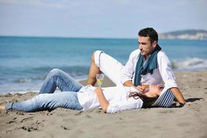 jeune couple profitant d'un pique-nique sur la plage photo