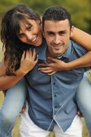 un jeune couple heureux passe un moment romantique en plein air photo