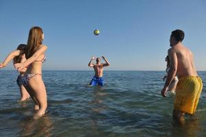 un groupe de jeunes s'amuse et joue au beach-volley photo