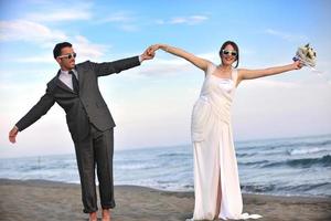 mariage romantique sur la plage au coucher du soleil photo