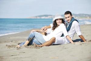 heureux jeune couple s'amuser sur la belle plage photo