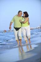 Heureux couple de personnes âgées sur la plage photo