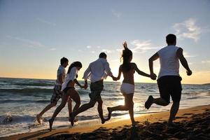 groupe de personnes courant sur la plage photo