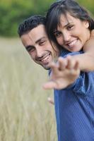 un jeune couple heureux passe un moment romantique en plein air photo