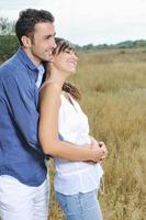 un jeune couple heureux passe un moment romantique en plein air photo