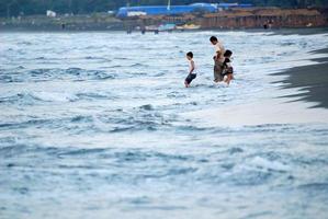 Les enfants s'amusent sur la plage tôt le matin photo