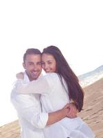 jeune couple sur la plage s'amuser photo