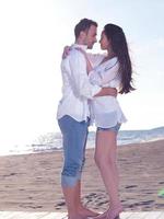 jeune couple sur la plage s'amuser photo