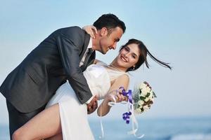 mariage romantique sur la plage au coucher du soleil photo