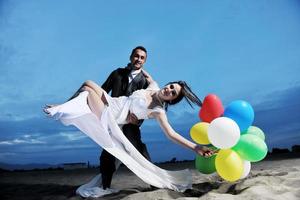 mariage romantique sur la plage au coucher du soleil photo