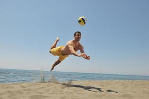 Joueur de beach-volley masculin photo