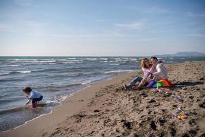 famille profitant des vacances pendant la journée d'automne photo