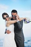 mariage romantique sur la plage au coucher du soleil photo