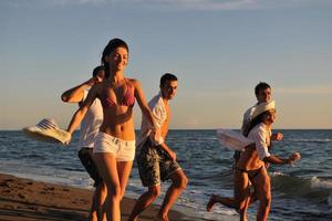 groupe de personnes courant sur la plage photo