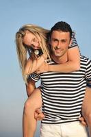 un jeune couple heureux passe un moment romantique sur la plage photo