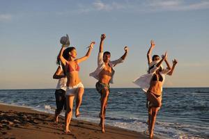 groupe de personnes courant sur la plage photo