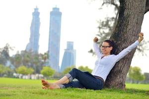 belle jeune femme avec tablette dans le parc photo