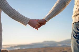 jeune couple aimant sur une plage à la journée ensoleillée d'automne photo