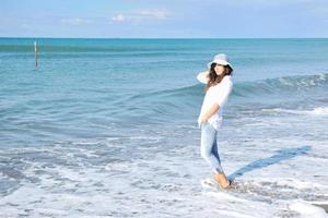 heureuse jeune femme sur la plage photo