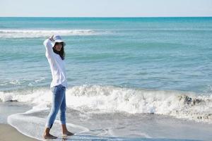 heureuse jeune femme sur la plage photo