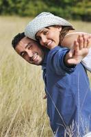 un jeune couple heureux passe un moment romantique en plein air photo