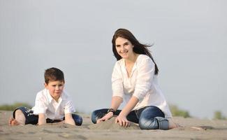 maman et fils se détendant sur la plage photo