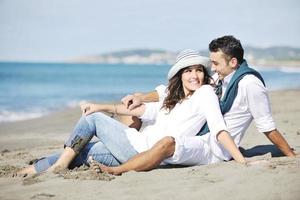 heureux jeune couple s'amuser sur la belle plage photo