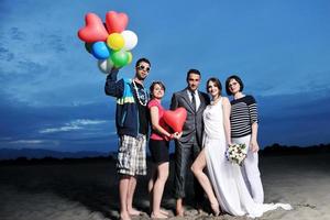 groupe de jeunes heureux s'amuser sur la plage photo