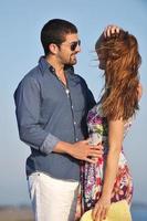 un jeune couple heureux passe un moment romantique sur la plage photo