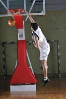 Joueur de basket-ball au hall de sport photo