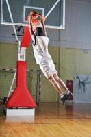 Joueur de basket-ball au hall de sport photo