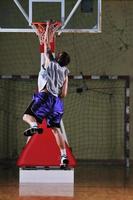 Joueur de basket-ball au hall de sport photo