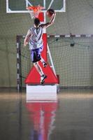 Joueur de basket-ball au hall de sport photo