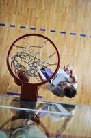 Joueur de basket-ball au hall de sport photo