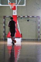 Joueur de basket-ball au hall de sport photo