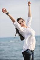 jeune femme profiter de la plage photo