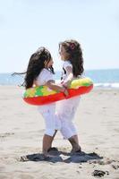 groupe de jeunes heureux s'amuser sur la plage photo